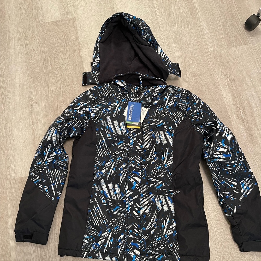BNWT Women’s ski Jacket warm, lightweight and waterproof!